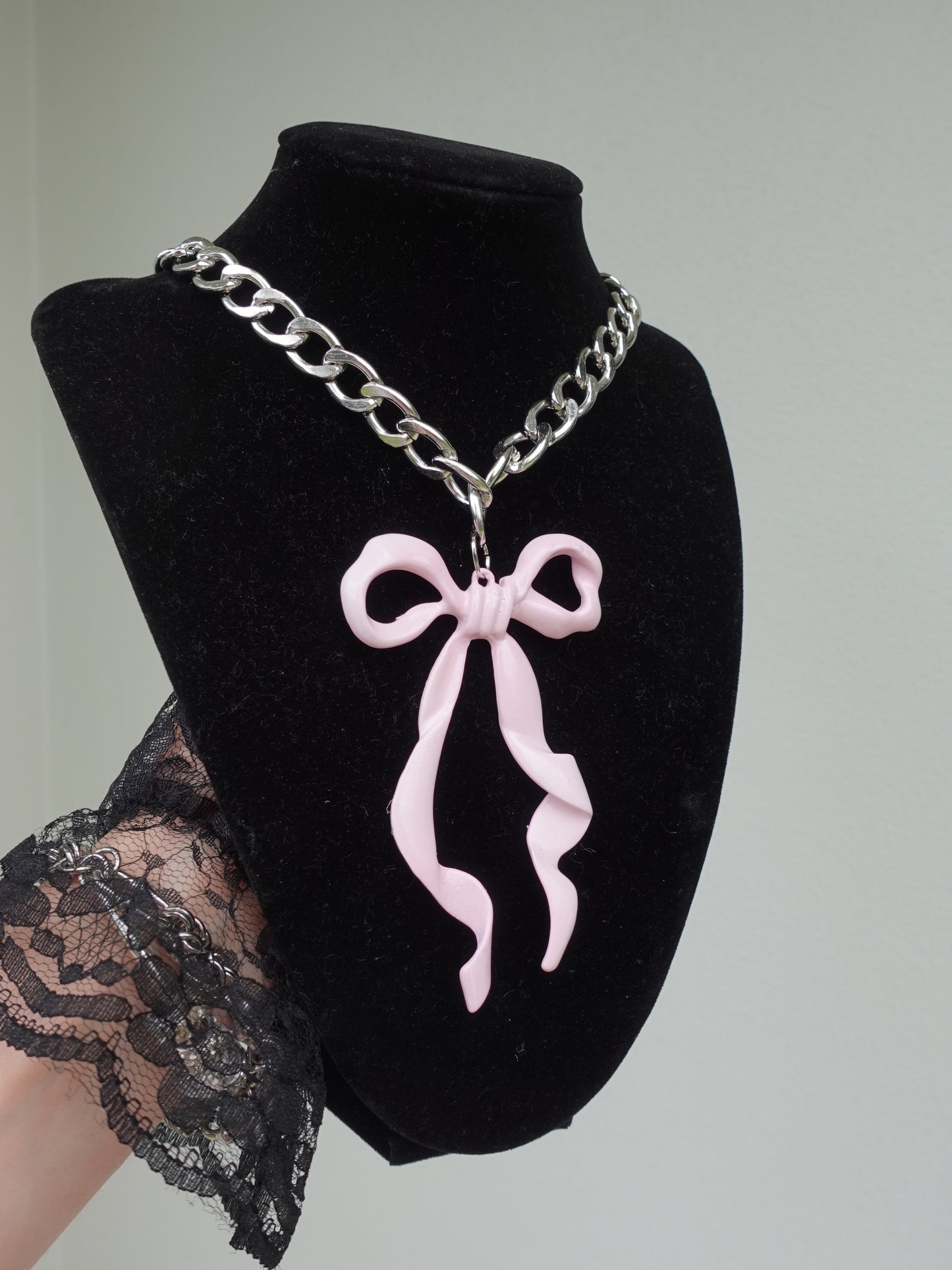 Chain bow necklace