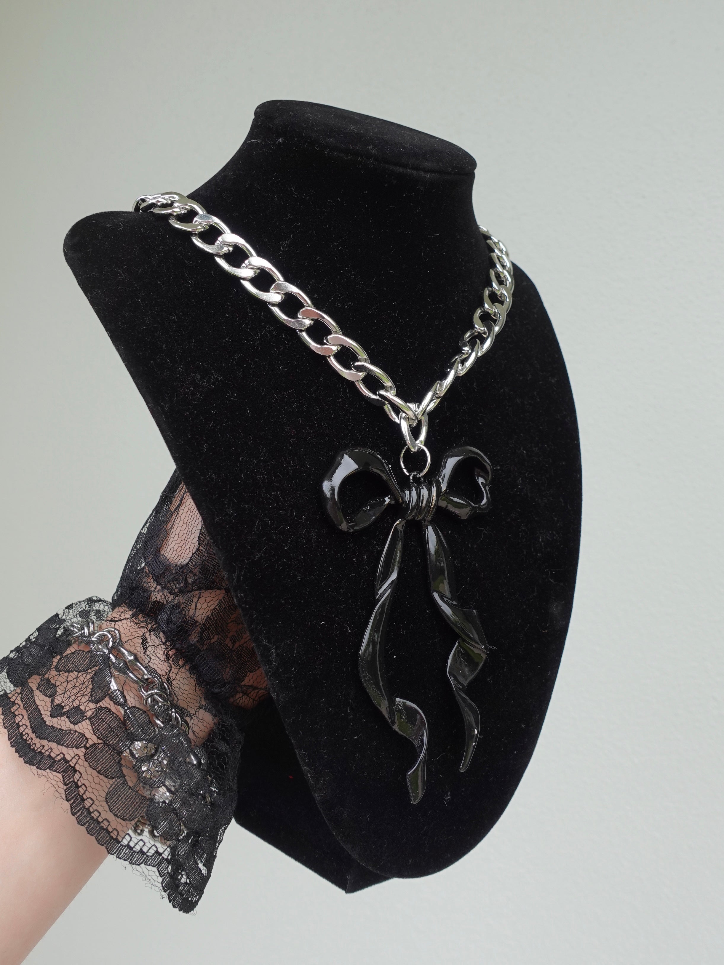 Chain bow necklace